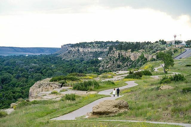 Enjoy hiking, walks or running just 5 minutes up to the top of the Rims and airport.