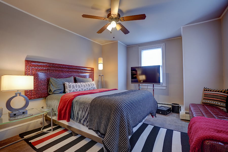 Queen sized "RED" room. Fully equipped. Warm, cozy bedding, full length bench for comfortable seating. Smart TV (Netflix/Prime Video,etc)