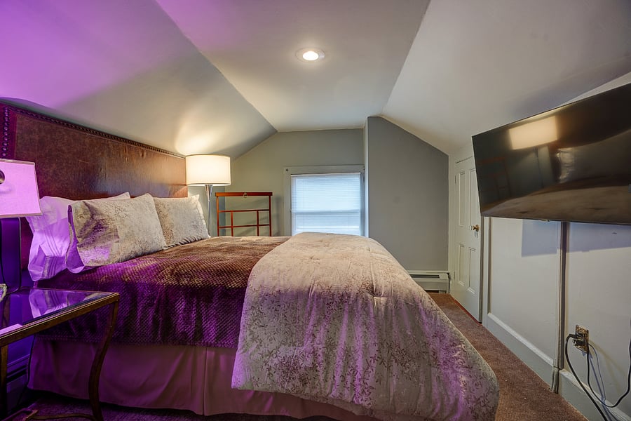 Green Room- Queen sized bed. 48" inch TV. NETflix/Prime Video, etc. Cozy Faux Fur Cuddly Comforter.