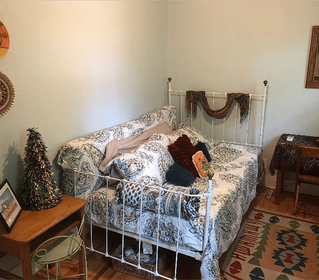 Second bedroom with single day bed