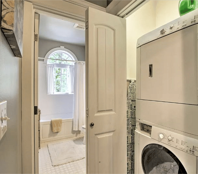 In-unit laundry machines make washing a cinch!