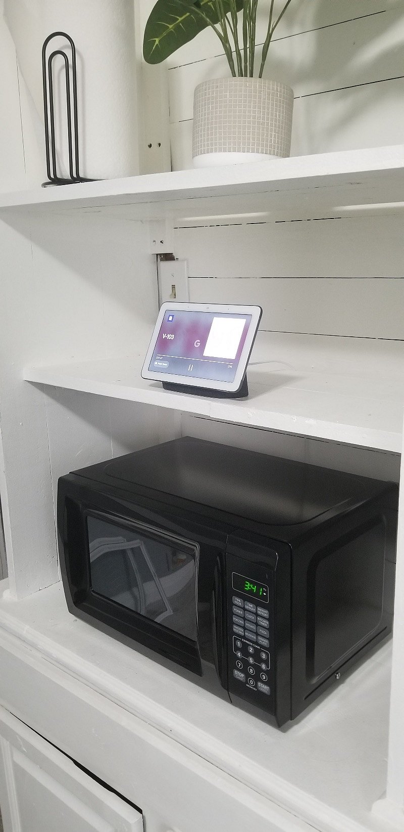 Kitchen - Features (1) Microwave & Google Nest Home Hub.
Explore the many different uses of the Google Nest Home Hub while cooking. Use it to stream music, watch videos of your favorite recipes, view the front door camera or adjust the thermostat.