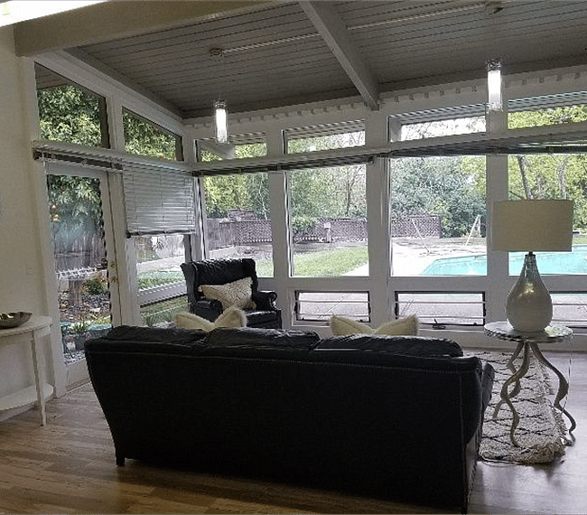 Spacious and modern living room with sofas, carpet and 2 doors with direct access to the patio and swimming pool!