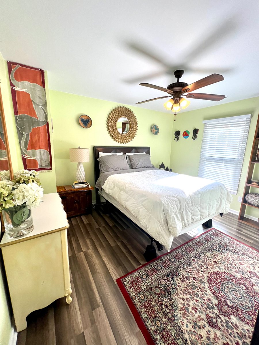 Queen size bed with lots of natural light in the room. Working space for laptop. Closet in room