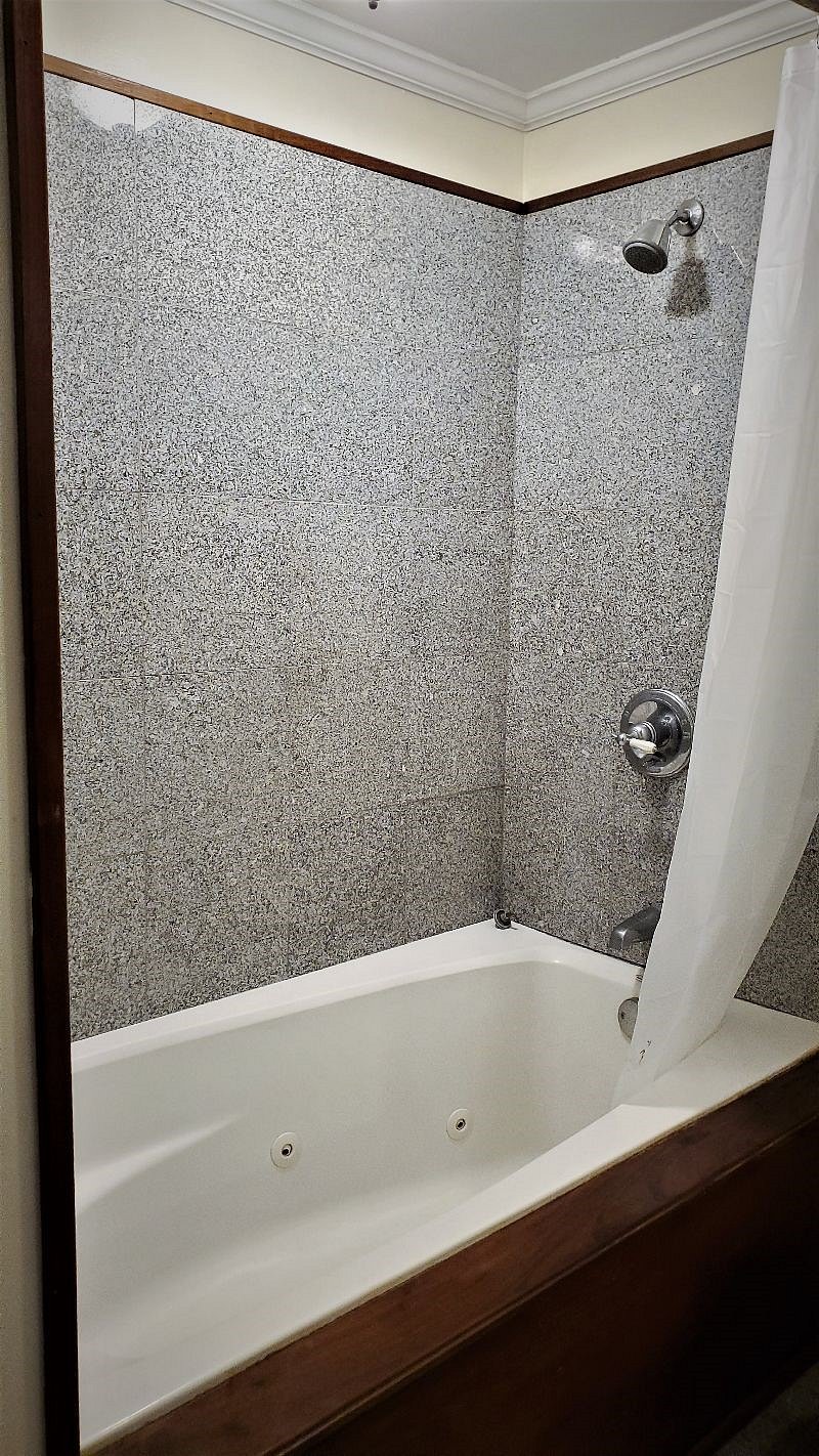 Shower/ Tub combo in Bath 1