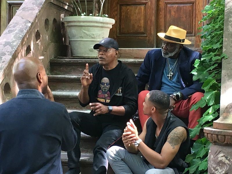 Samuel L. Jackson and cast of SHAFT on front stoop.