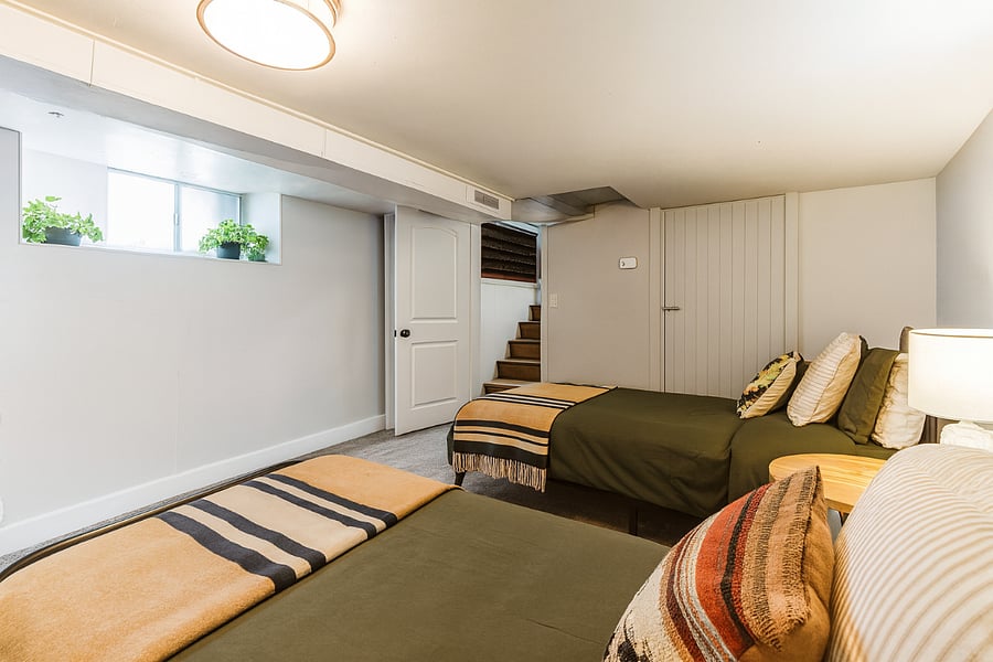 Fresh, functional, and full of charmthis twin room is a peaceful haven after a day of adventure.