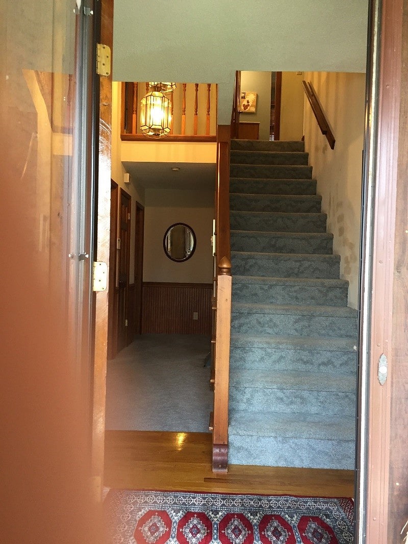 Stairwell upon entering to upstairs bedrrom