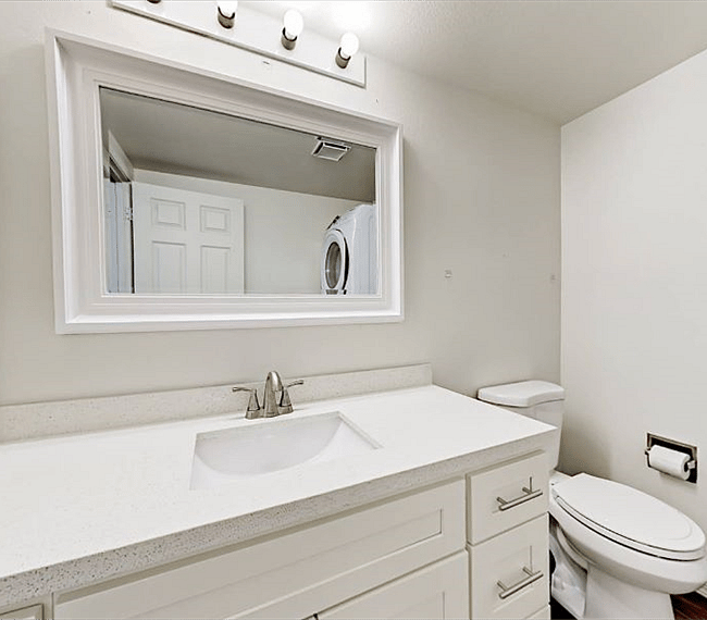 1/2 bath w/W&D