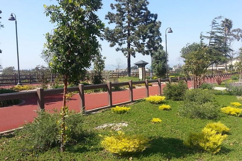 Beautiful neighborhood walking park 3min away.