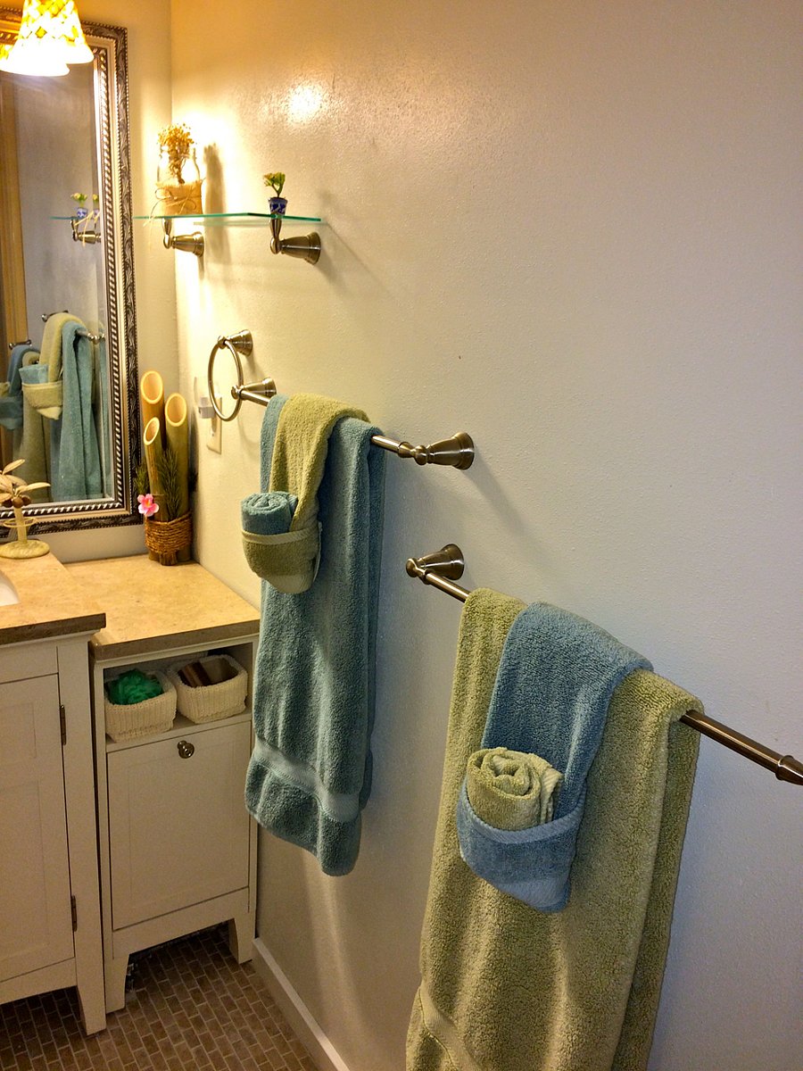 shared bathroom for double and twin bedrooms