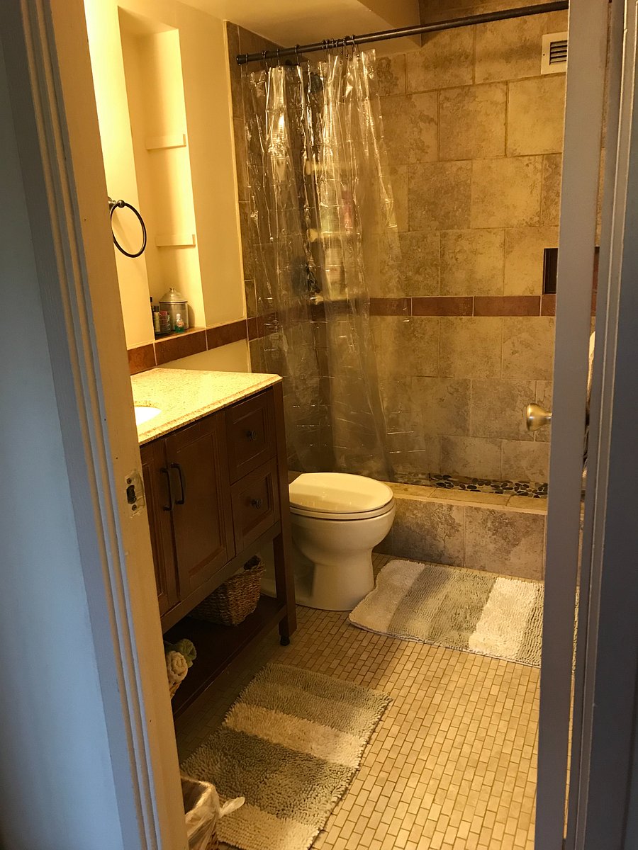 master bedroom ensuite bathroom. all bed/bath linens provided