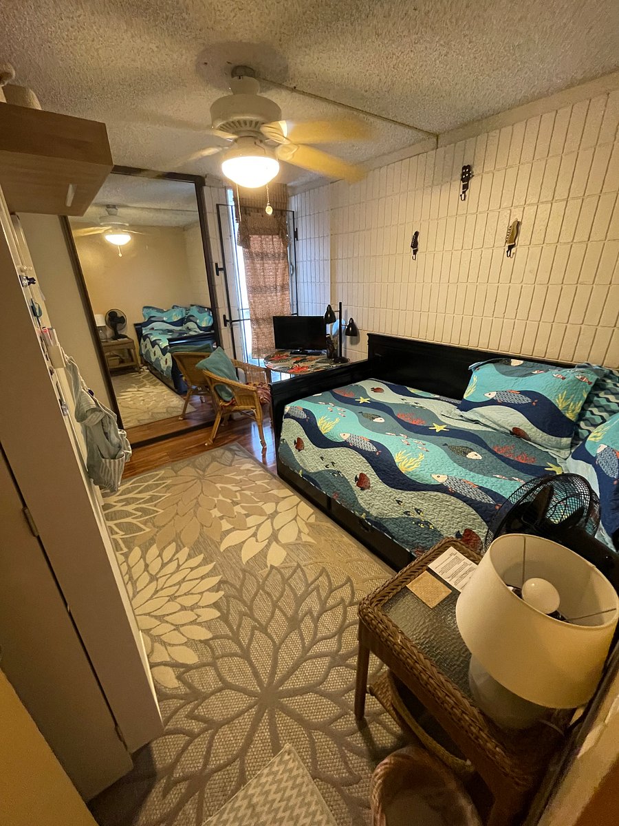 Twin room with desk/table and TV