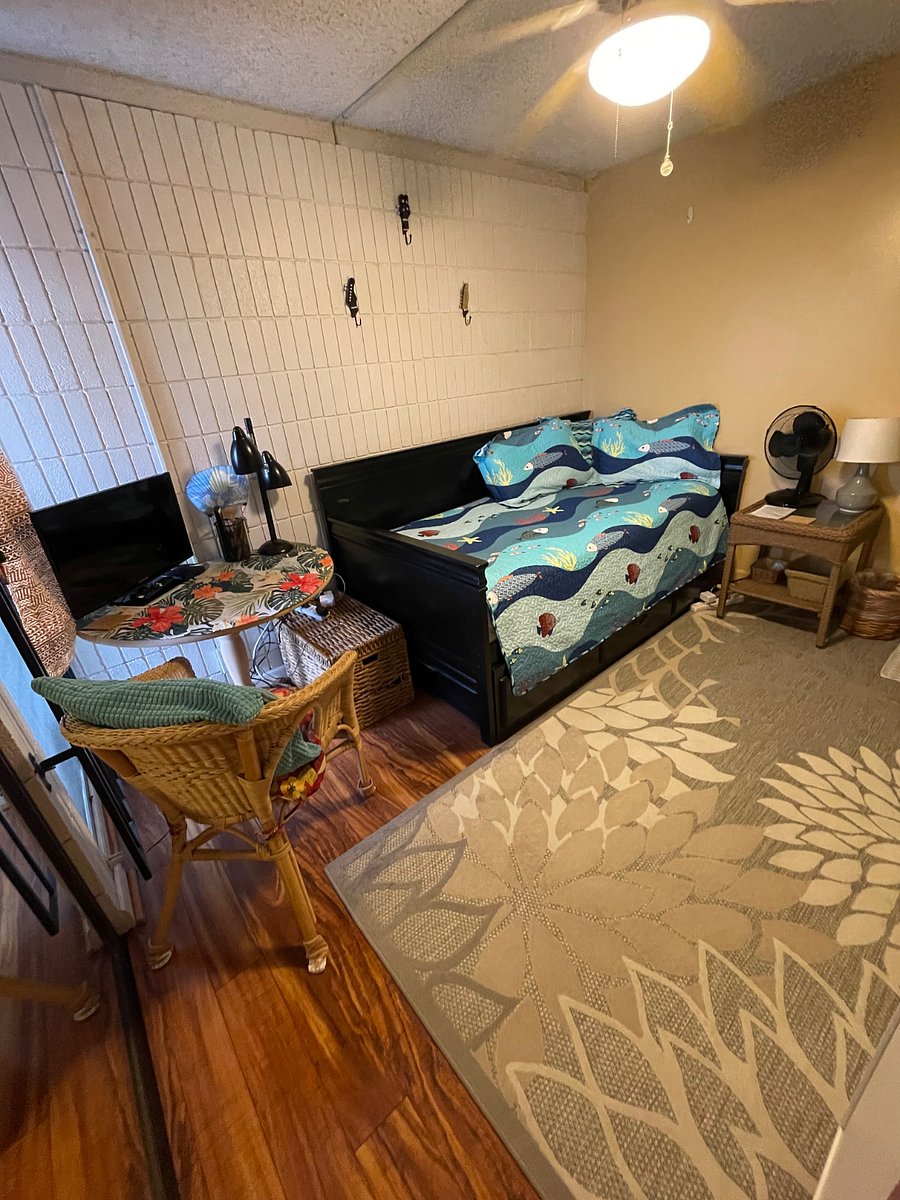 Twin room with desk/table and TV
