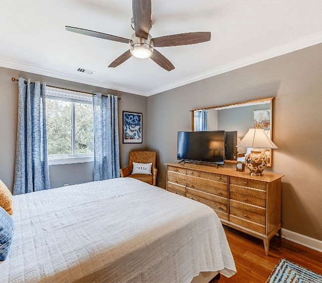 good sized one bedroom with queen bed and walk in closet. Full sized dresser for storage. New window and ceiling fan for comfort. 