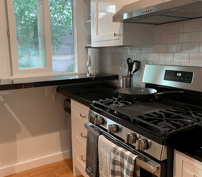Stove/Oven and Breakfast Bar