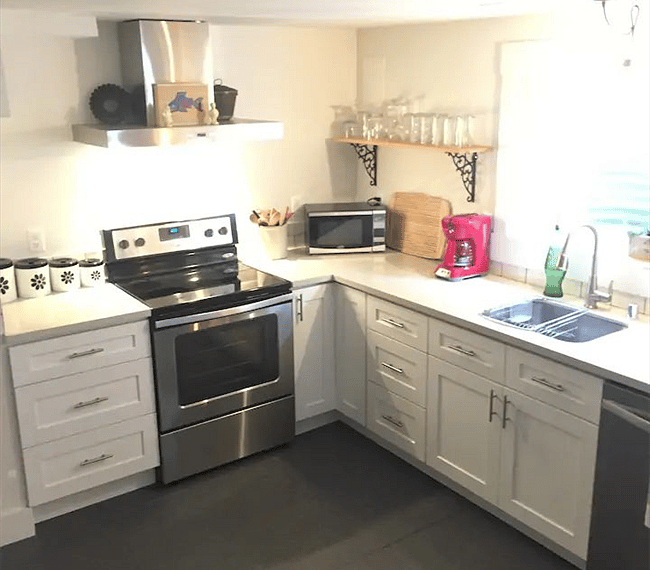 Fully equipped kitchen with Starbucks coffee and assorted teas