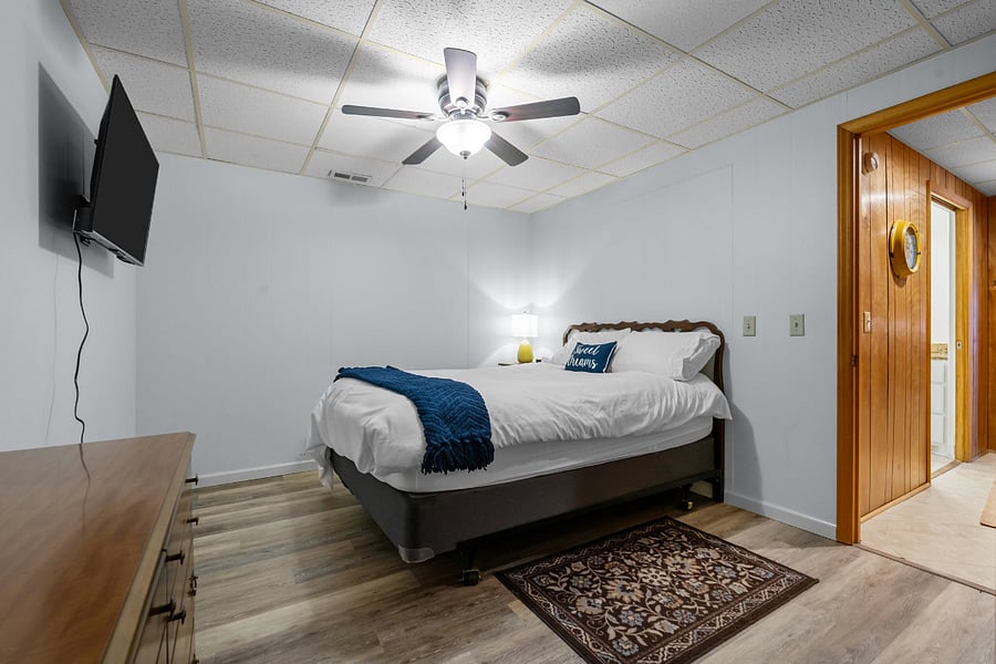 2nd bdr queen size bed