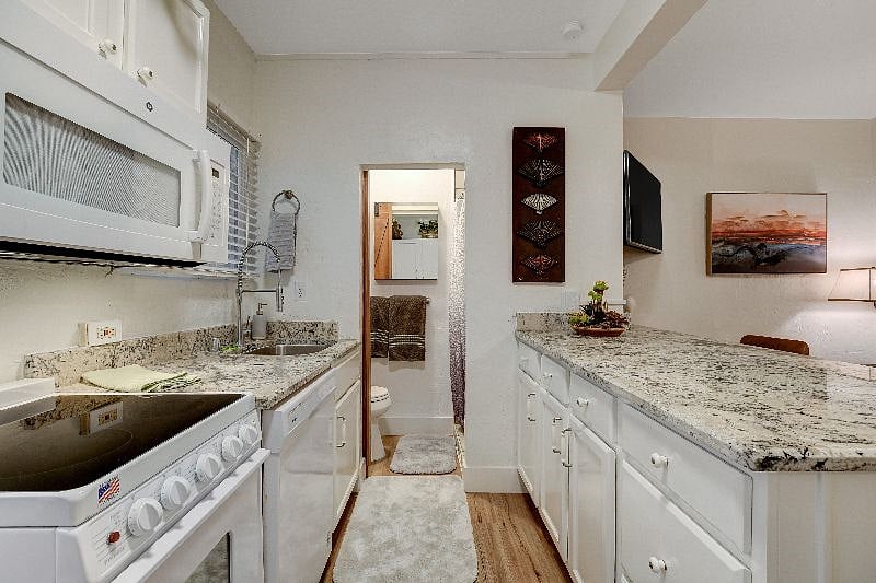 Microwave, Stove, Dishwasher, full Fridge