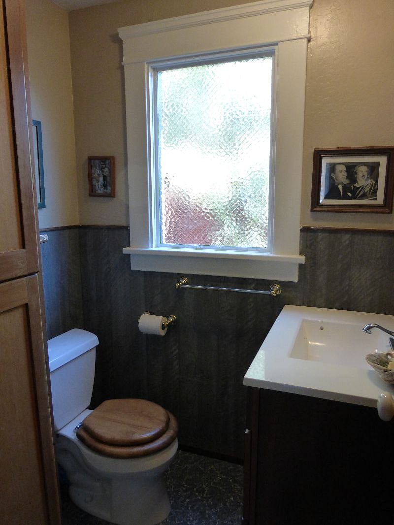 half bath next to front bedroom. 