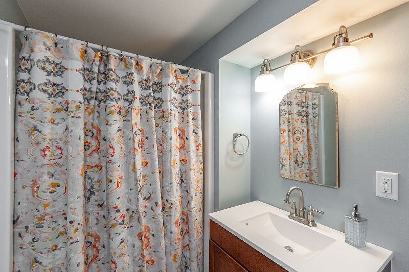 Unit 927B bathroom