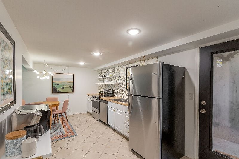 Unit 927B kitchen