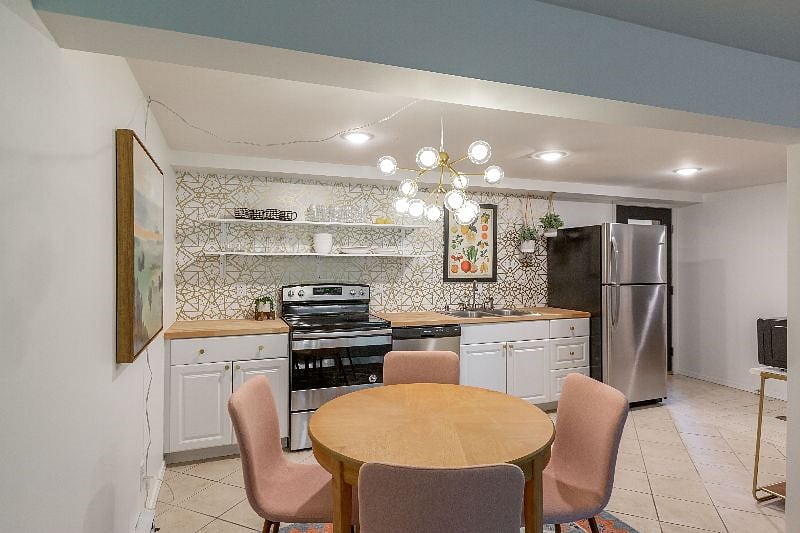 Unit 927B kitchen/dining