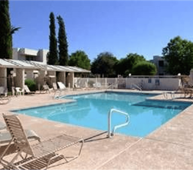 Enjoy your days off in the outdoor swimming pool