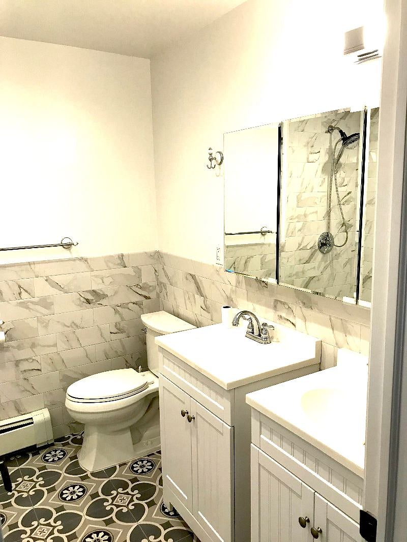 double sink bathroom, shared with 2 bedrooms.