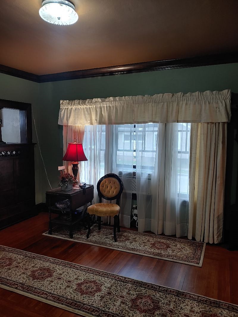 Formal Front Room with Smart TV. Internet availability in all rooms, free of charge.