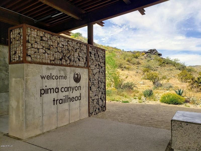 easy walking distance to the amazing South Mountain preserve with 16,000 acres of trails