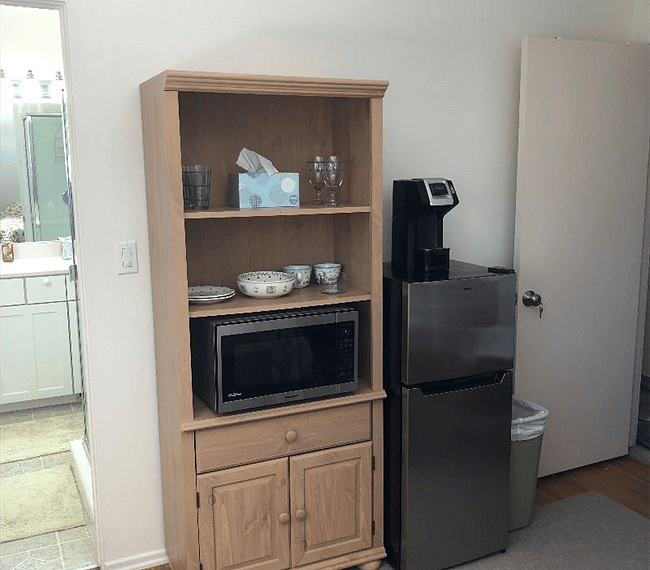 Kitchenette with large freezer for your favorite frozen dessert.