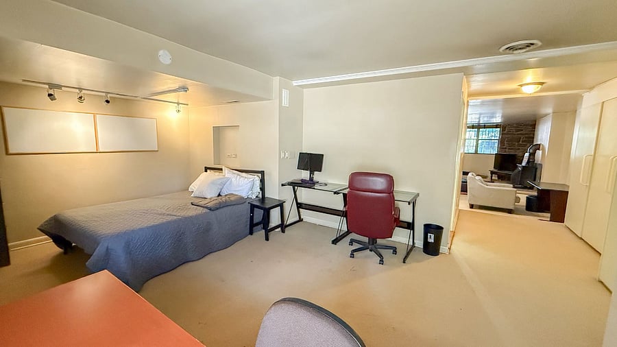 Queen bed and 2 desks (wifi included)