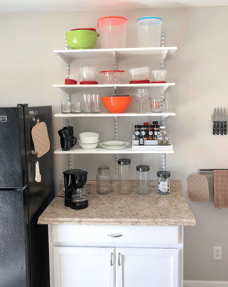 Besides a full set of kitchen appliances, you'll also have all of the essentials to set a nice table.