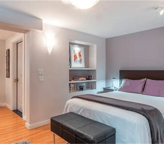 High quality bed and plenty of choices in blankets/quilts.