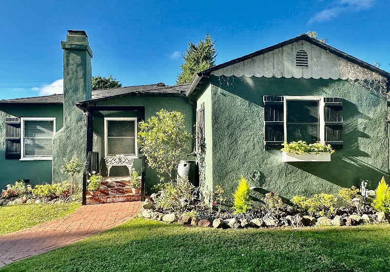 Another smaller private studio unit on the premises, "Cubby by the Sea," is located in the front right wing of the main house and accessed through the foyer.