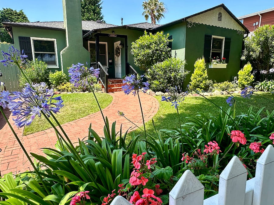 View of the main house (owners residence and Cubby by the Sea) from the property driveway.