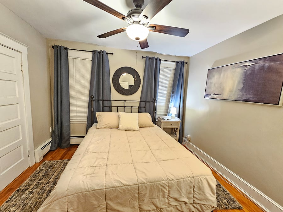 3rd floor main bedroom- queen bed