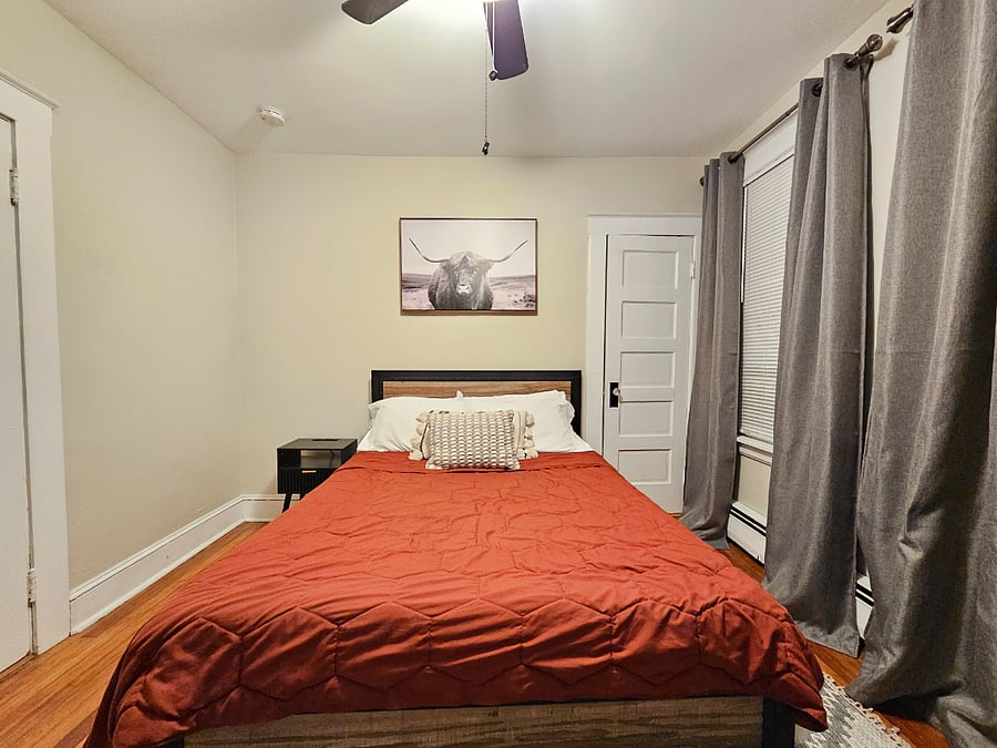 3rd fl 2nd bedroom- full bed
Located to right of entrance, behind kitchen