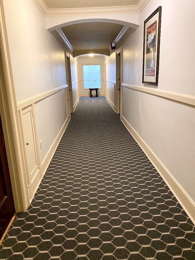 Hallway in front of apartment 