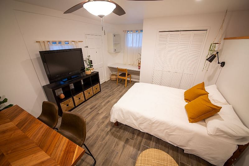 Brand new memory foam Zunis bed, large two door closet, work space with tons of natural lighting.