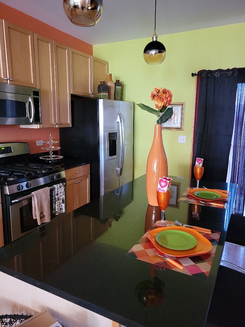 Full Kitchen, granite counter tops, dishwasher,etc.