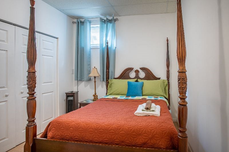 445EBO Bedroom