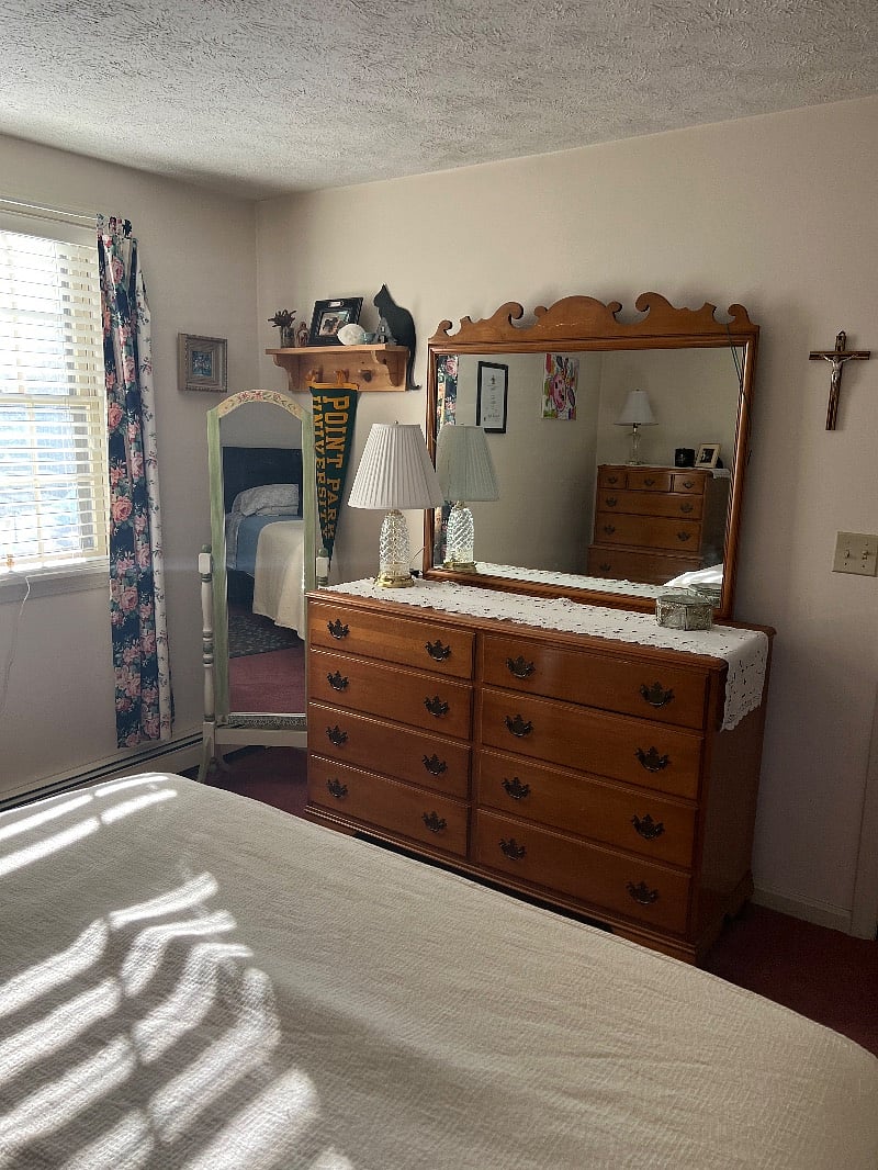 Queen room shared kitchen