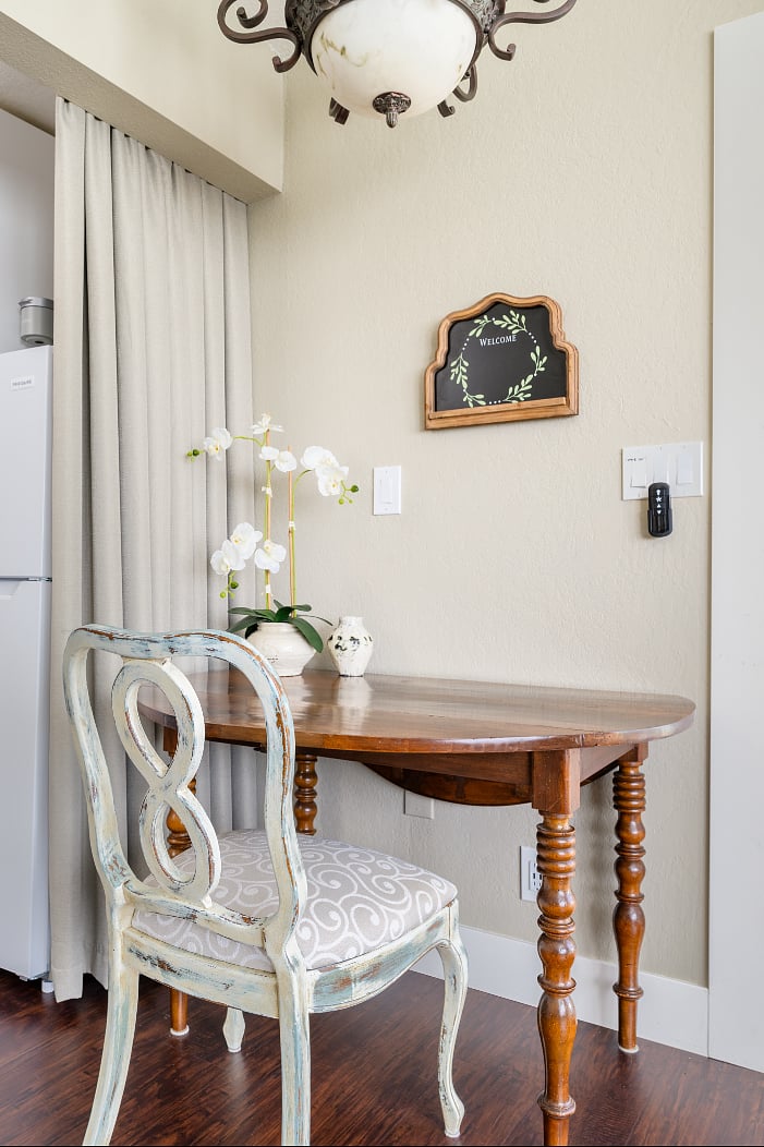 Dining area with expandable table