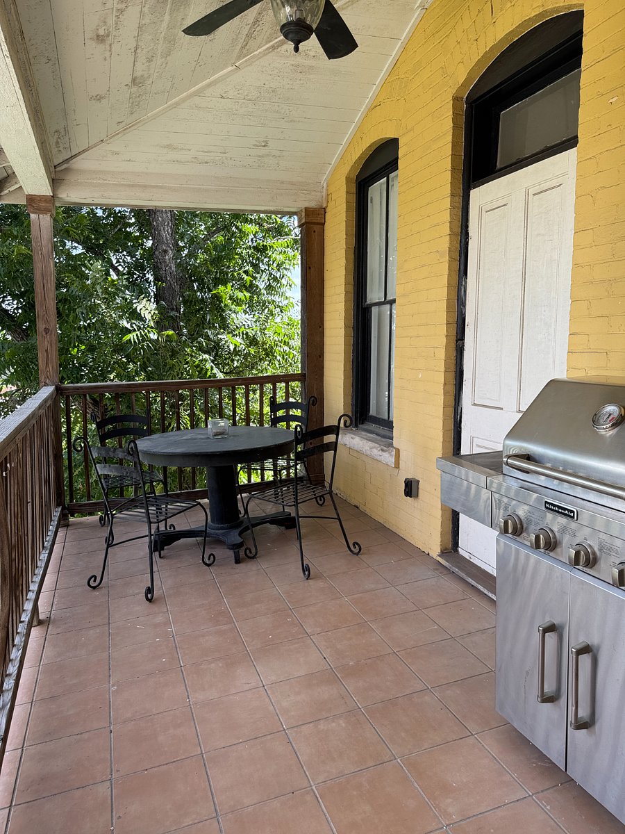 PrIvate Balcony With BBQ