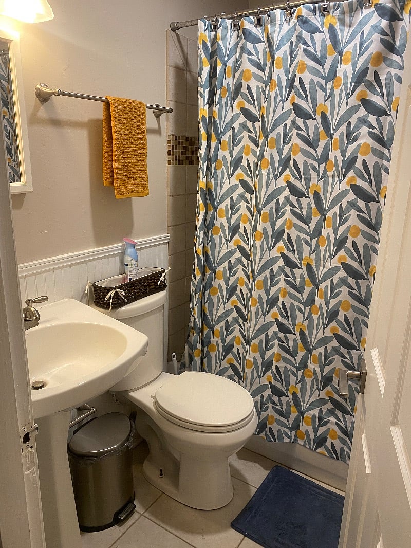Main floor full bathroom
