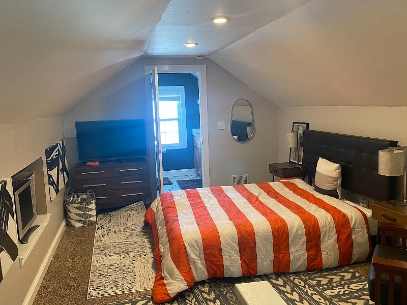 Second floor suite with en-suite bathroom