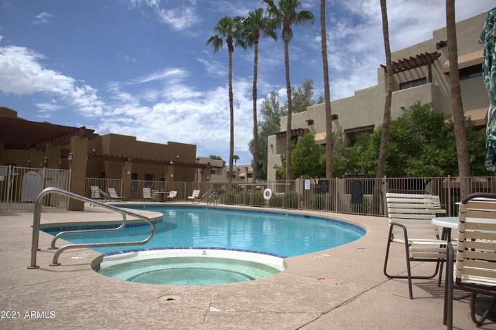 Community pool & Spa