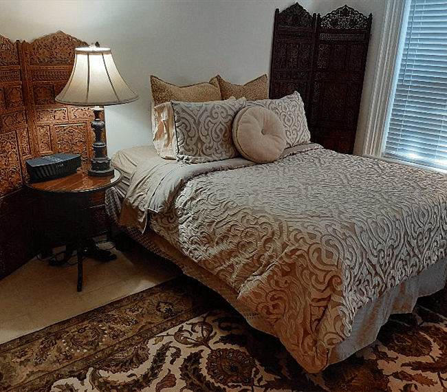 Spacious and quiet contemporary style bedroom